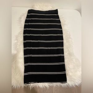 Stretchy form- fitting pencil skirt.